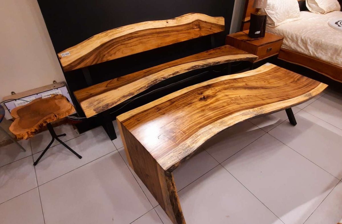 Bench with centre table - Image 1