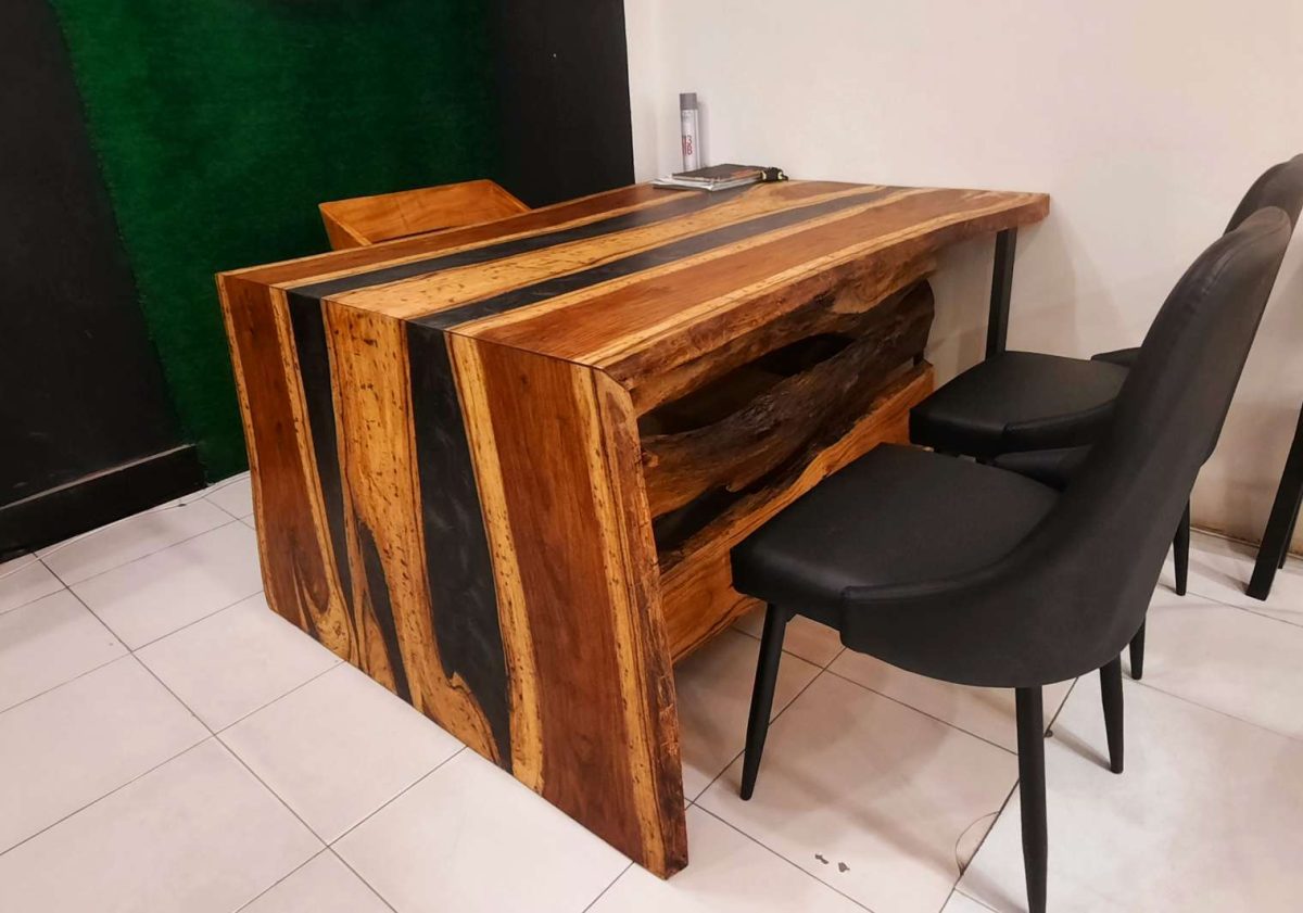 Office table - Image 1