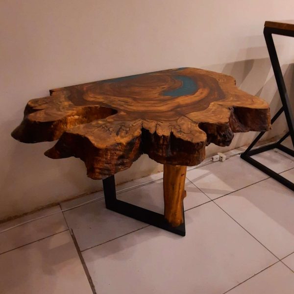 Corner table