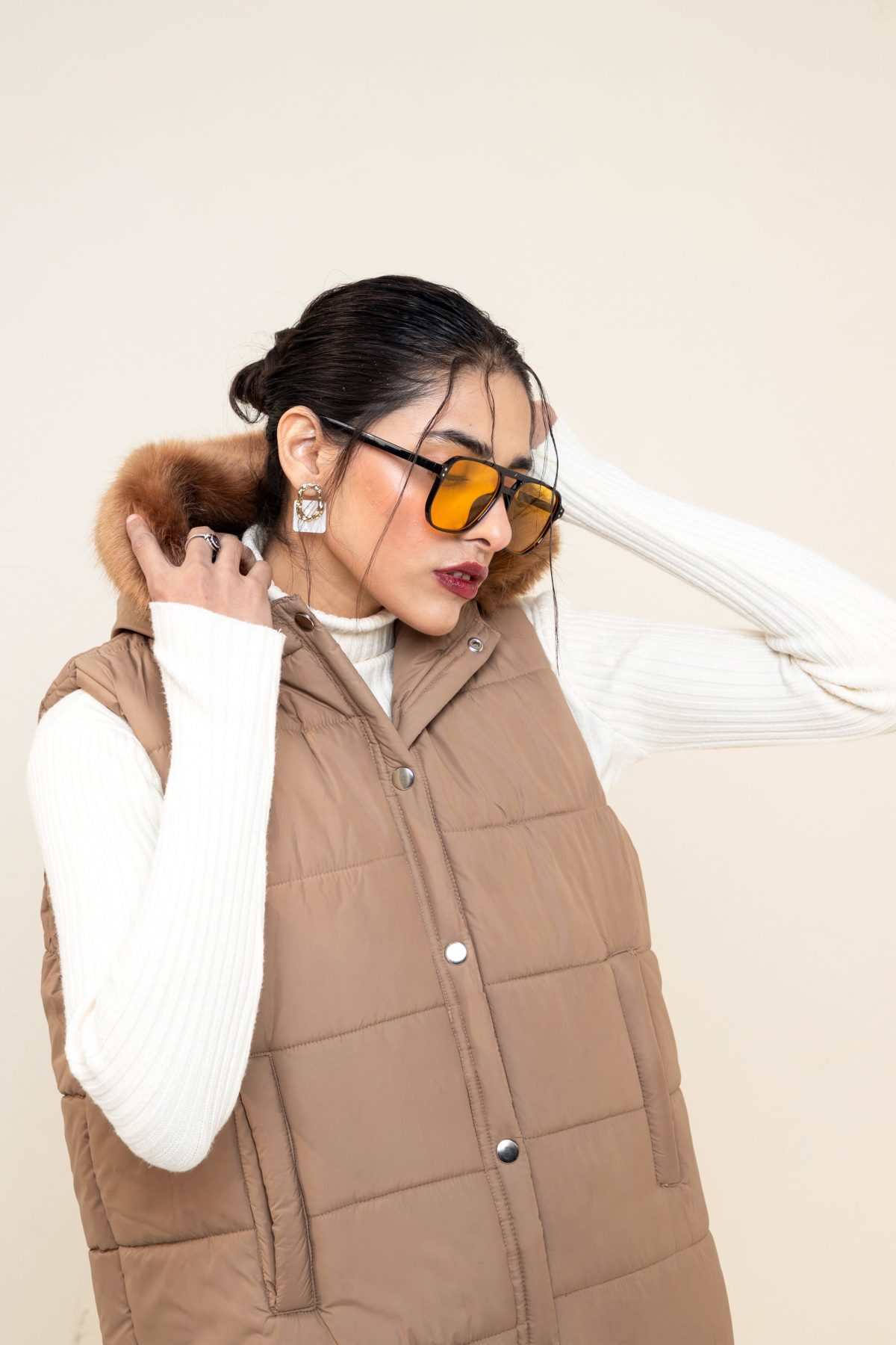 Hannah Neo Long Sleeveless Jacket with Fur hoodie Sand - Image 4